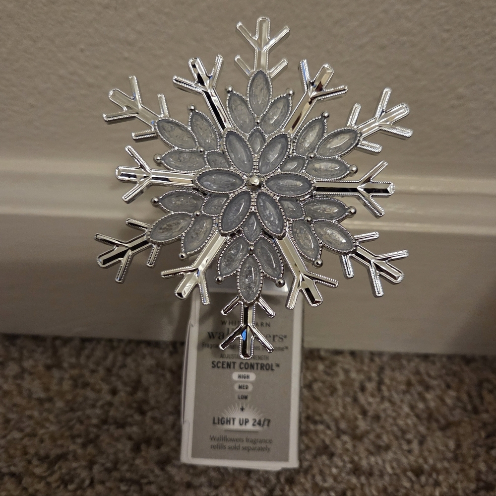 Bath & Body Works Crystal Snowflake Wallflower Plug In White & Silver Nightlight